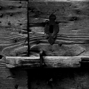 Serrure en métal et verrou en bois sur une vieille porte en bois en noir et blanc - France  - collection de photos clin d'oeil, catégorie portes